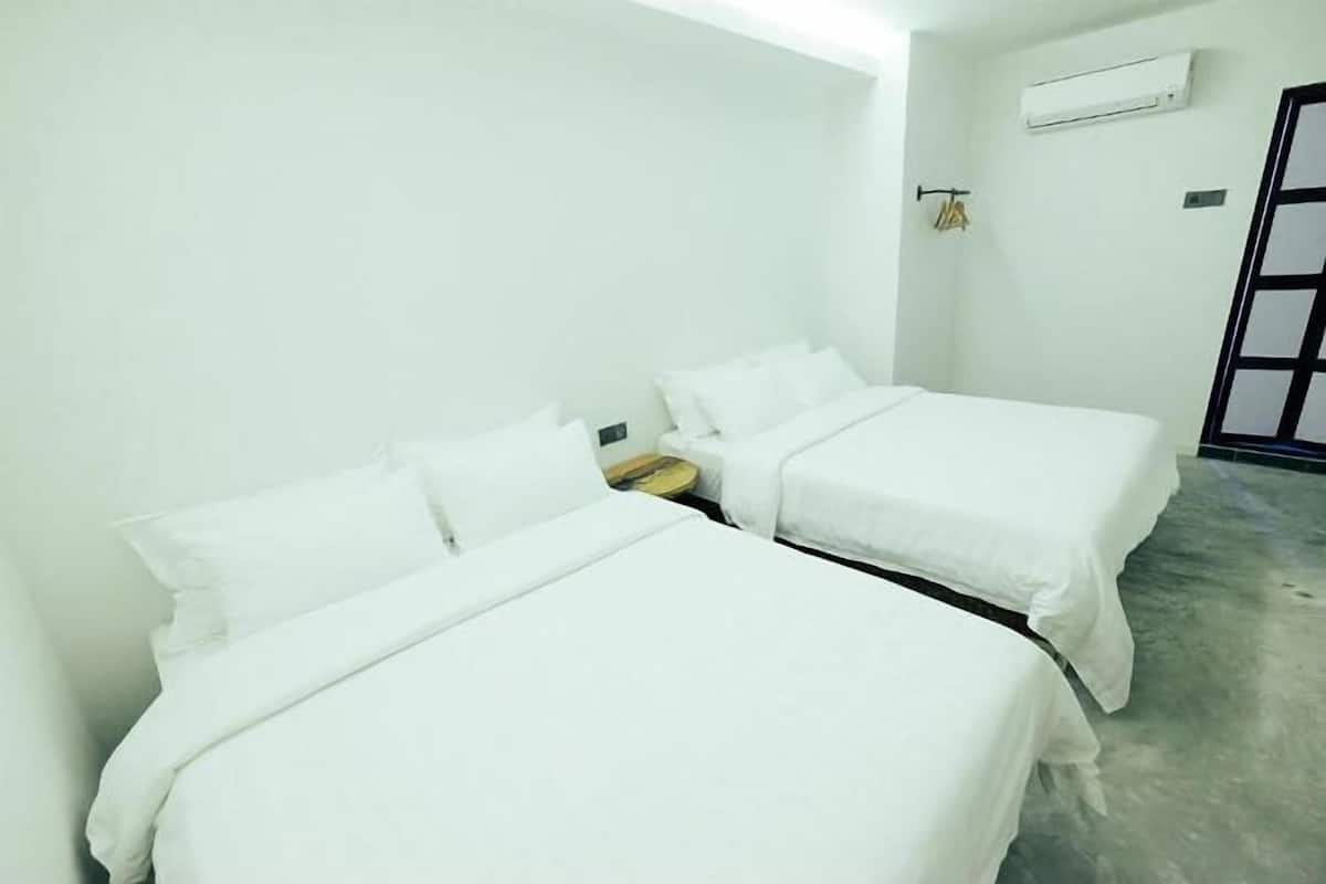 Een bureau, babybedden, gratis wifi, beddengoed