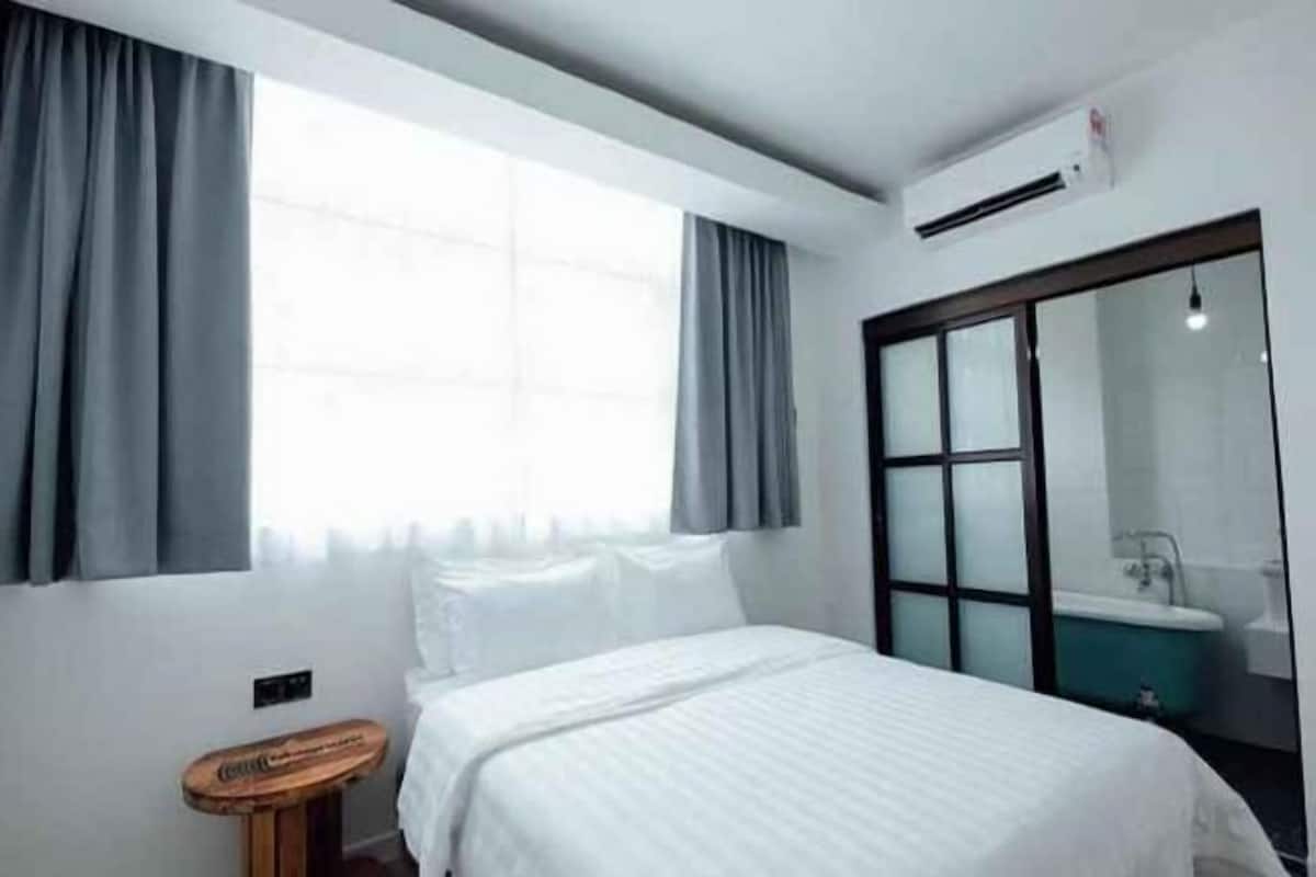 Desk, cots/infant beds, free WiFi, bed sheets