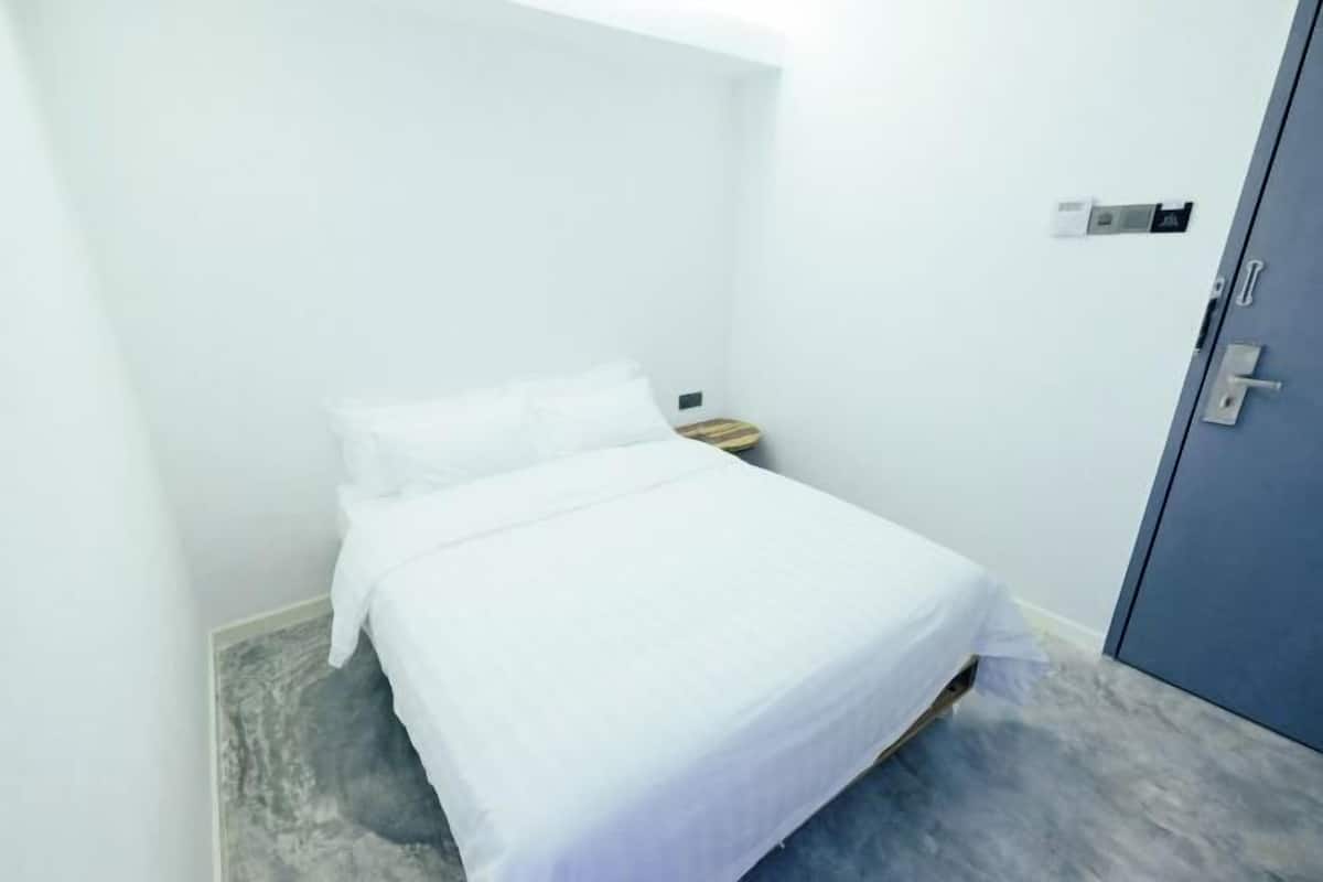 Een bureau, babybedden, gratis wifi, beddengoed