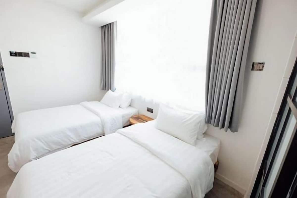 Een bureau, babybedden, gratis wifi, beddengoed