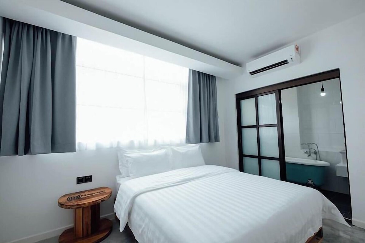 Desk, cribs (surcharge), WiFi (free), bed sheets
