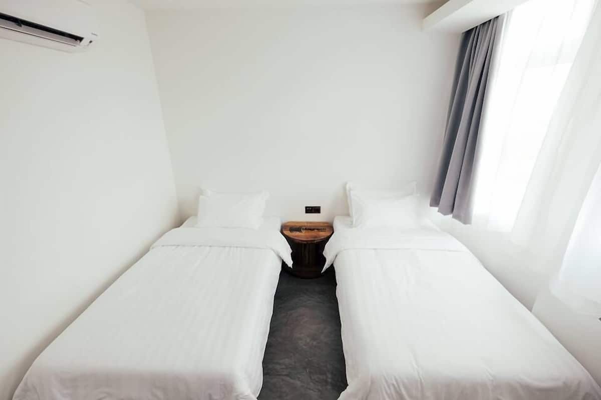 Deluxe Twin Room | Desk, cribs (surcharge), WiFi (free), bed sheets