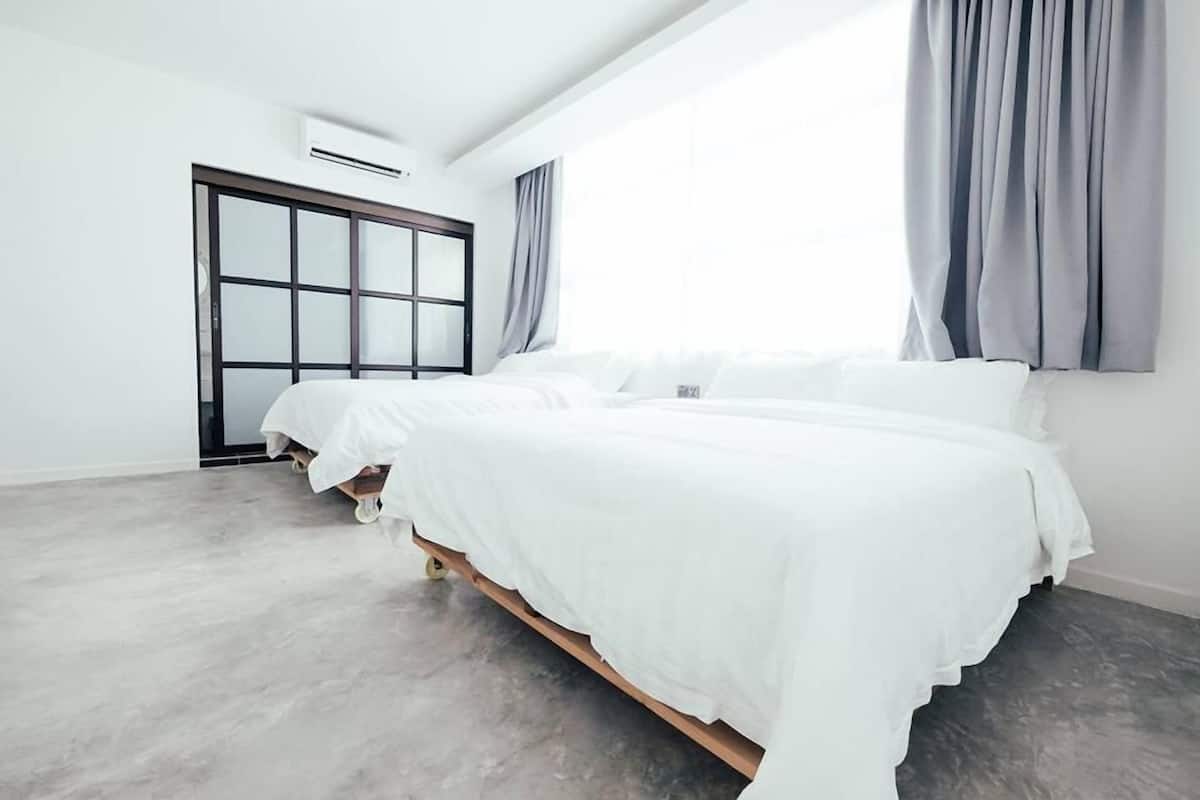 Familie suite, bad | Een bureau, babybedden, gratis wifi, beddengoed