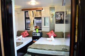 Standard Family Room | In-room safe, free WiFi, bed sheets - Hostel Venus (Kowloon)