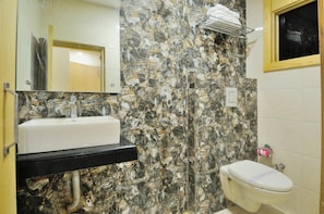 Shower, free toiletries, towels, soap - Hotel Prince Palace DX by check in room (New Delhi)
