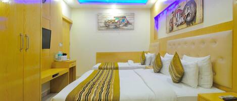 Una habitación de hotel con cama, mesitas de noche, armario y ventilador de techo.