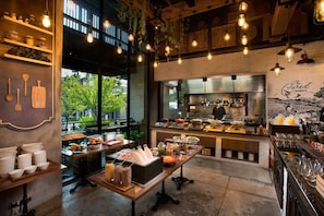 Desayuno buffet (THB 330 por persona)