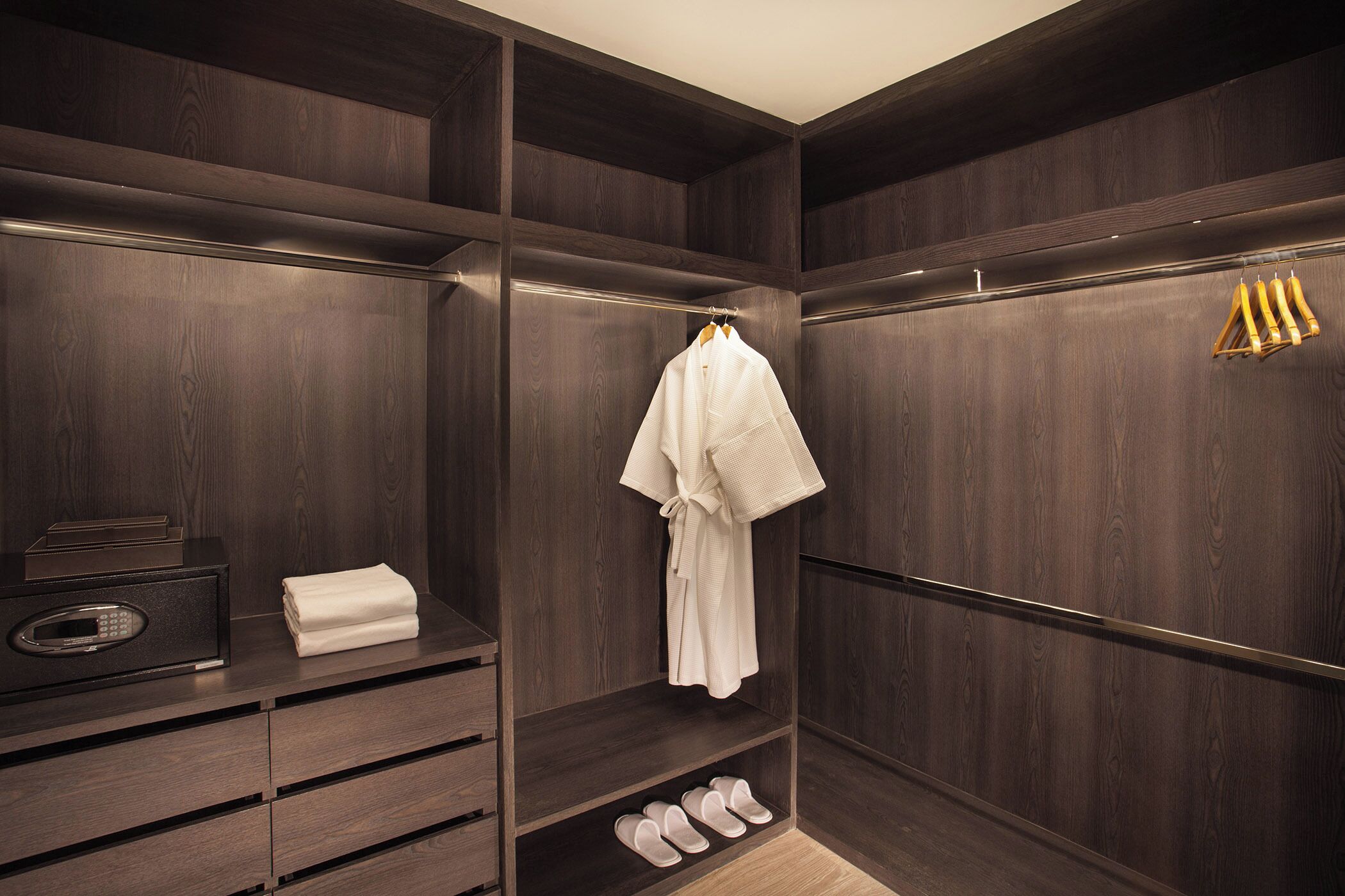 deluxe apartment, 1 bedroom | minibar, in-room safe, soundproofing, free cots/infant beds