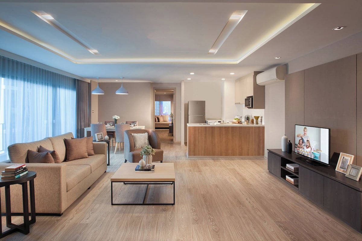 Una sala de estar moderna con un sofá, una mesa de centro y un televisor.