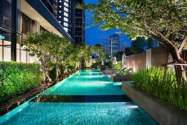 Outdoor pool, pool umbrellas, sun loungers
