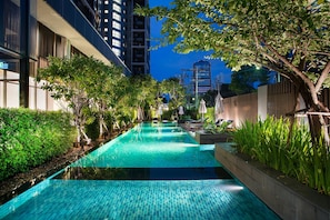 Outdoor pool, pool umbrellas, pool loungers - Somerset Ekamai Bangkok (Bangkok)