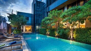 Piscine extérieure, parasols de plage, chaises longues