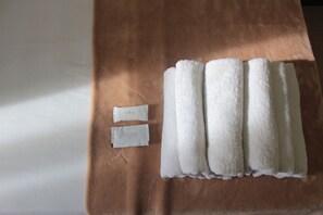 Kostenlose Toilettenartikel, Handtücher