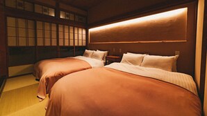 A traditional Japanese-style room with two beds, tatami flooring, and sliding doors. - Kominka Yado LOOF Sakanoie (Fuefuki)