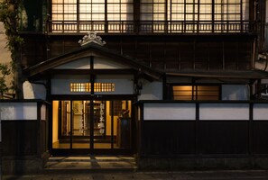A traditional Japanese building with a wooden facade and a large entrance. - Hinode Ryokan (Odawara)