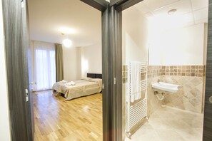 Apartemen Deluks | Meja kerja, kedap suara, Wi-Fi gratis, dan seprai linen