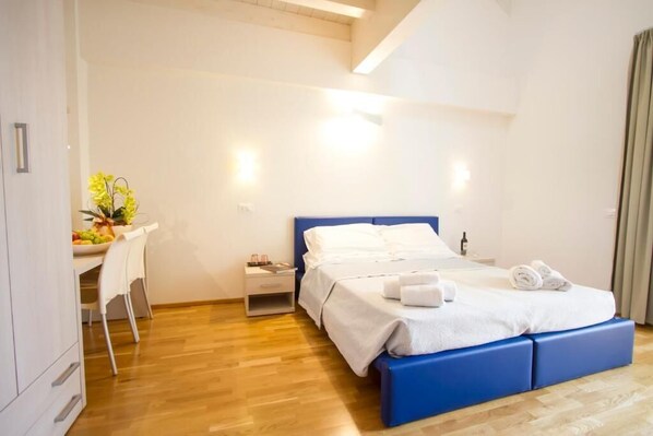 Desk, soundproofing, free WiFi, bed sheets