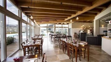 Bữa sáng buffet hàng ngày (10 EUR/mỗi người)