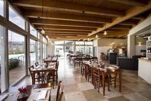 Tägliches Frühstücksbuffet (10 EUR pro Person)