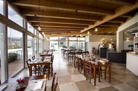 Desayuno buffet diario (EUR 10 por persona)