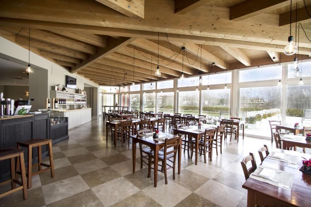 Serveert lunch en diner, Italiaanse gerechten