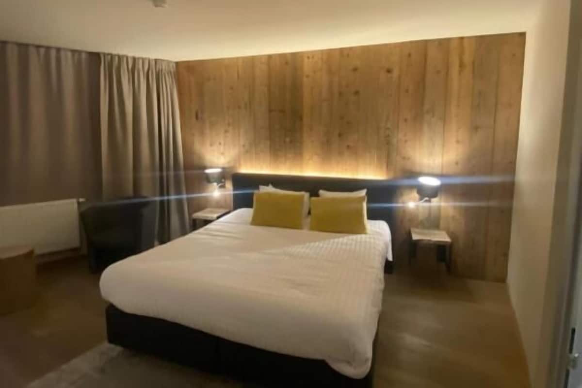 Deluxe Double Room | 1 bedroom, Select Comfort beds, minibar, in-room safe