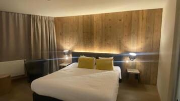Deluxe tweepersoonskamer | 1 slaapkamer, Select Comfort-bedden, een minibar, een kluis op de kamer