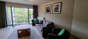 Familiesuite | Senger med Select Comfort-madrass, minibar, safe på rommet og skrivebord