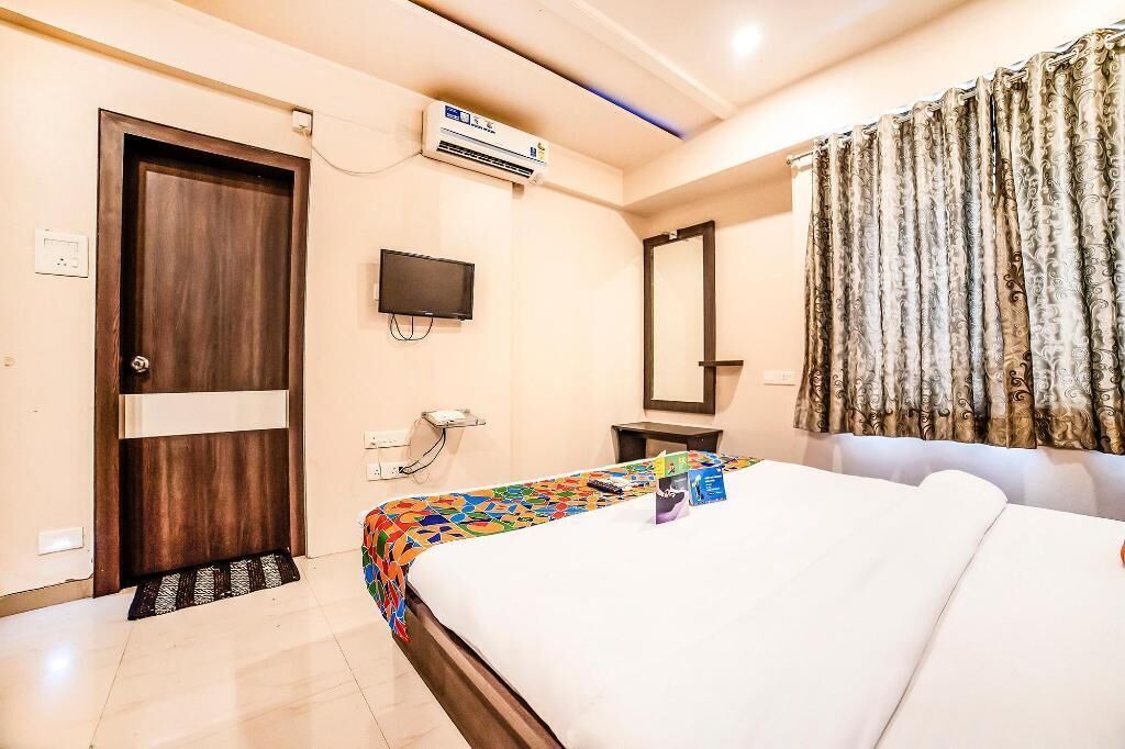 Premium bedding, in-room safe, desk, bed sheets