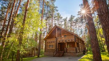 Deluxe-mökki, 4 makuuhuonetta | Silitysrauta/-lauta, ilmaiset vauvansängyt, lisävuoteet, ilmainen Wi-Fi