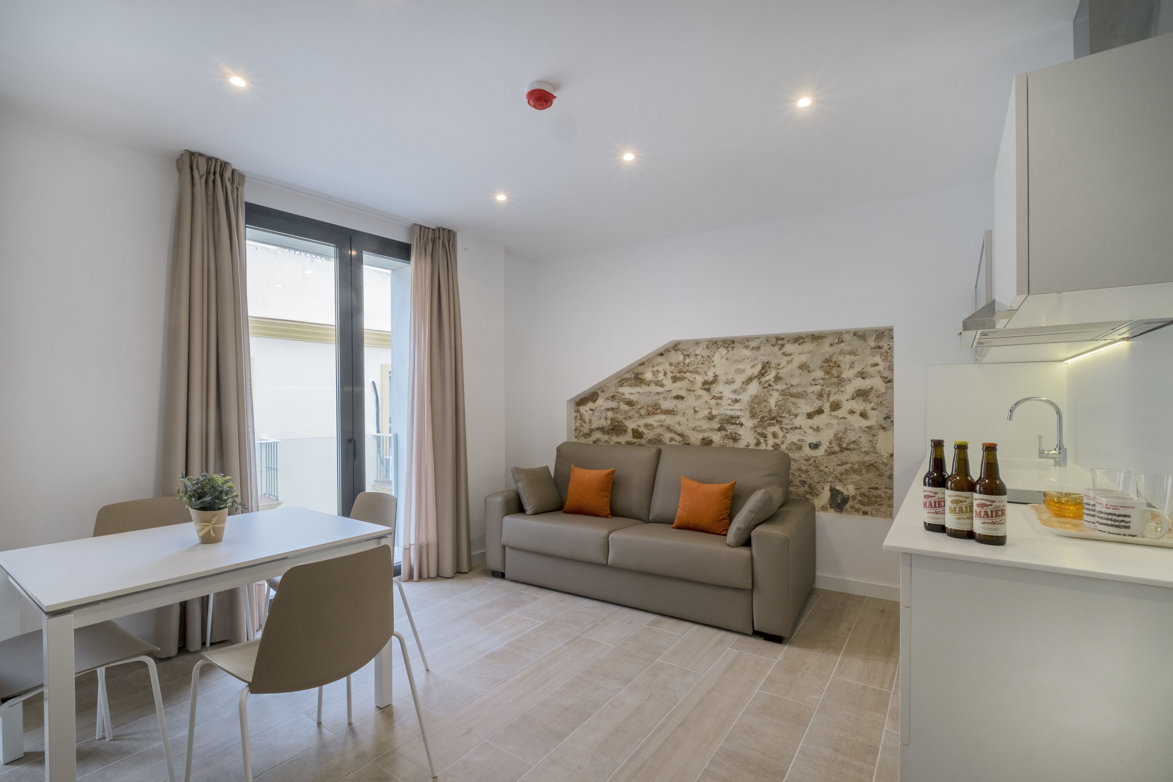 Superior Apartment with queen size bed | Living room | 42-inch flat-screen TV with digital channels, TV