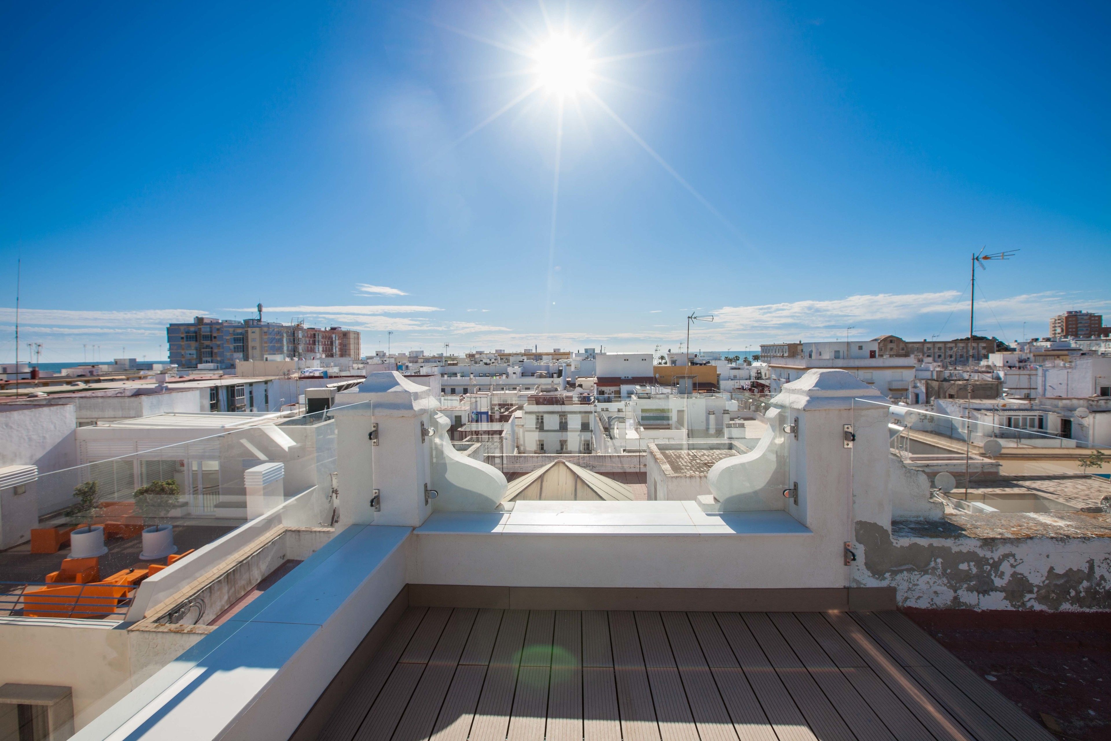 Una terraza en la azotea con vistas a la ciudad y al mar.