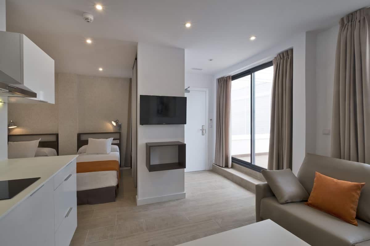 Penthouse, Terraza | Edredón, caja de seguridad en la habitación y escritorio