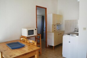 Departamento, 1 habitación | Cocina privada | Refrigerador, microondas, parrilla de estufa y cafetera y tetera 