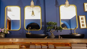 ボディ トリートメント、ディープティシュー マッサージ、スウェーデン式マッサージ、タイ式マッサージ、ボディスクラブ、リフレクソロジー