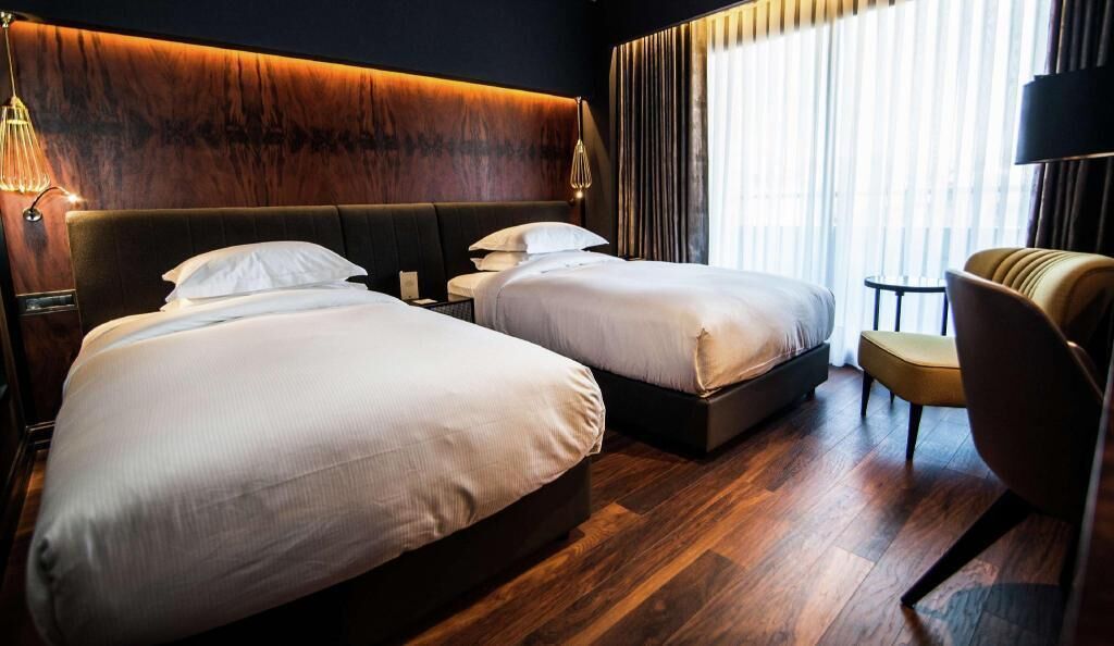 Minibar, coffres-forts dans les chambres, bureau