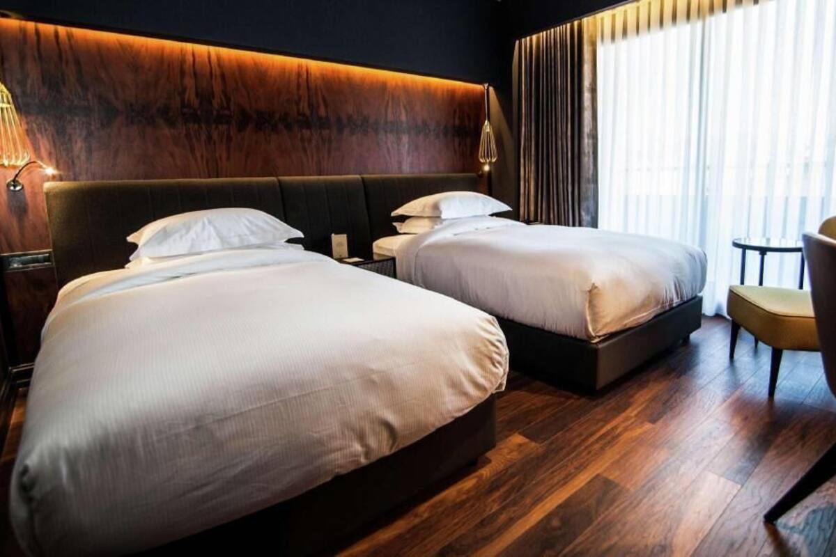 Minibar, odada kasa, masa, dizüstü bilgisayar çalışma alanı 
