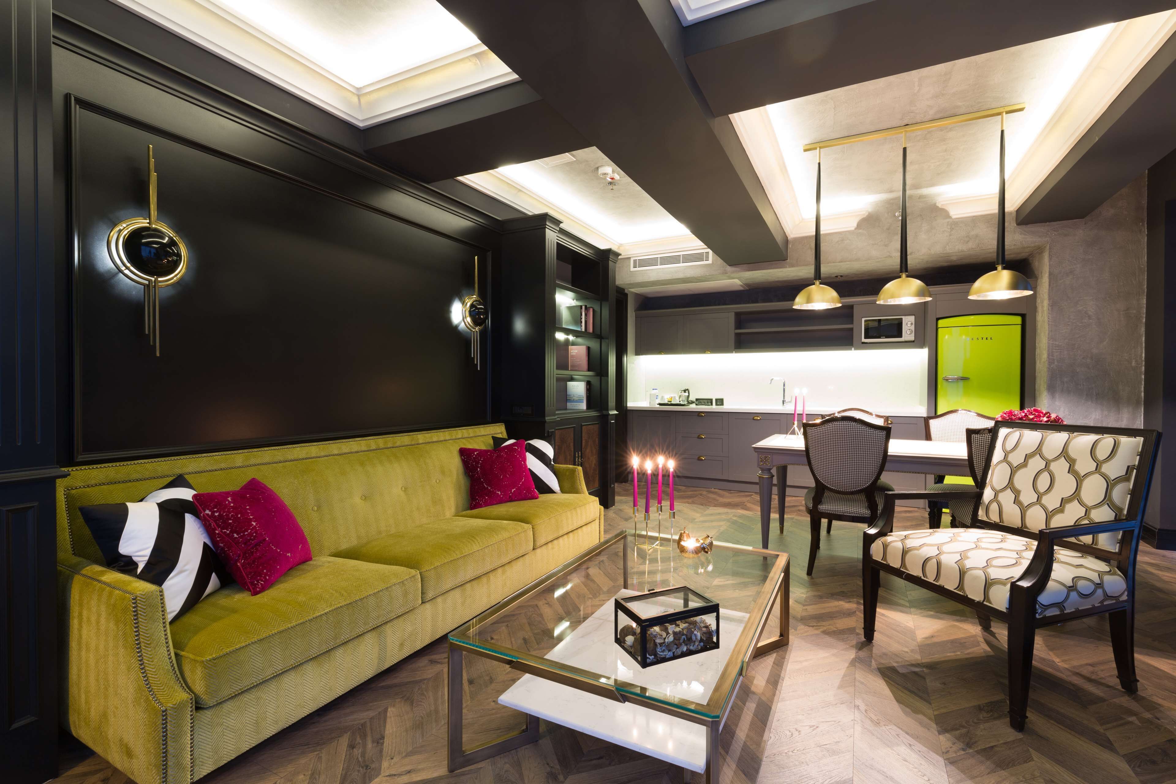 Una sala moderna con un sofá, una mesa de centro y un comedor con sillas y una mesa.