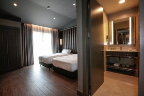 Minibar, in-room safe, desk, laptop workspace - DoubleTree by Hilton Hotel Izmir Airport (Izmir)