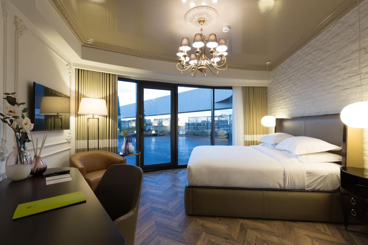 deluxe room, 1 king bed | minibar, in-room safe, desk, laptop workspace