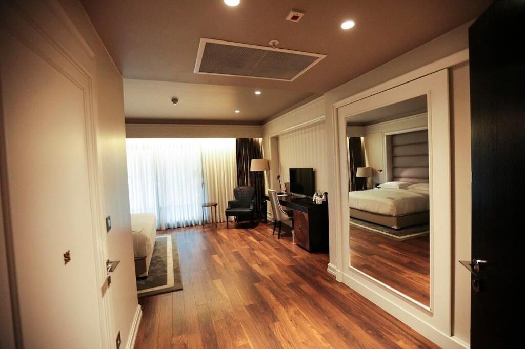 Minibar, coffres-forts dans les chambres, bureau