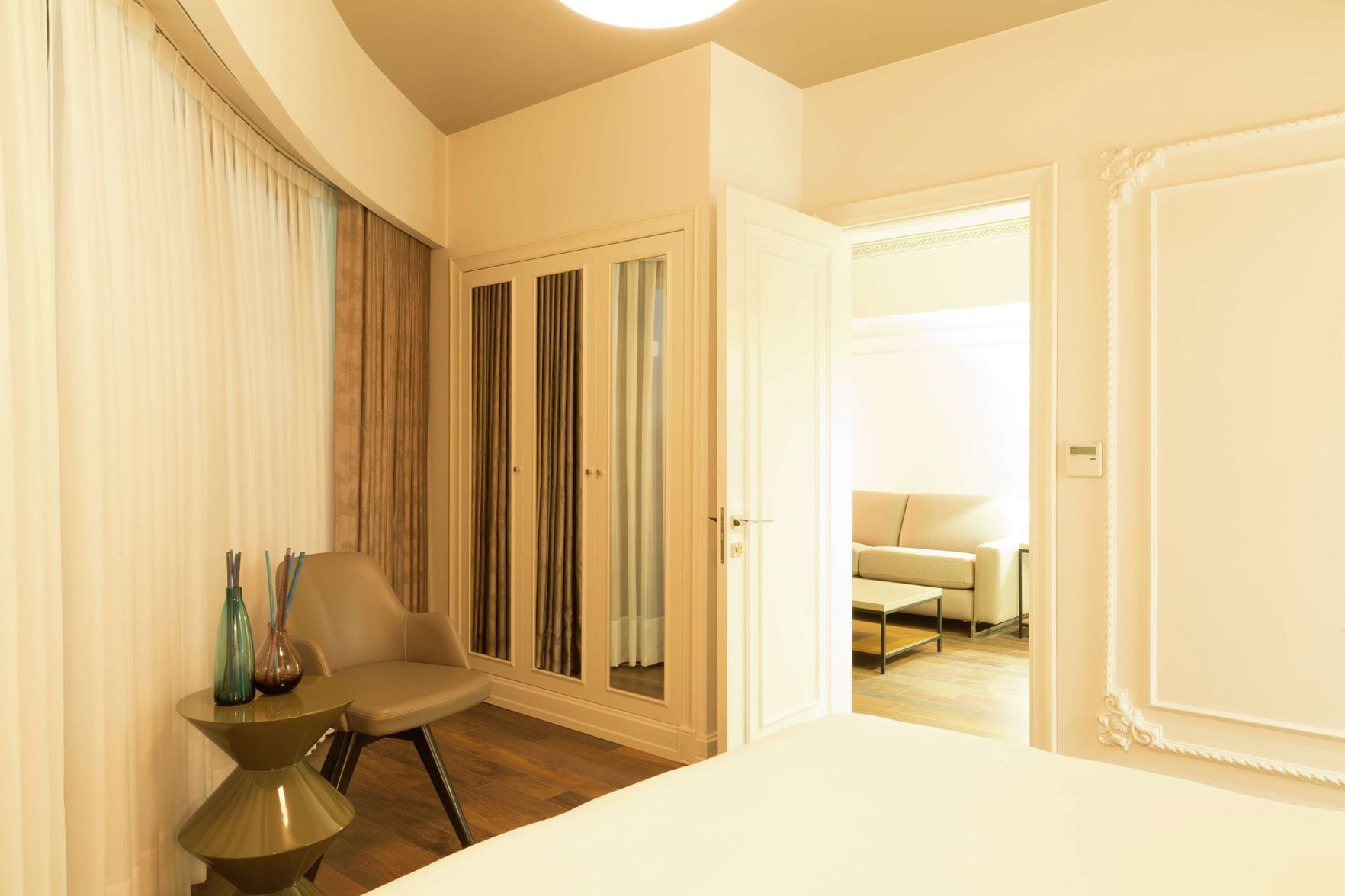 Minibar, coffres-forts dans les chambres, bureau