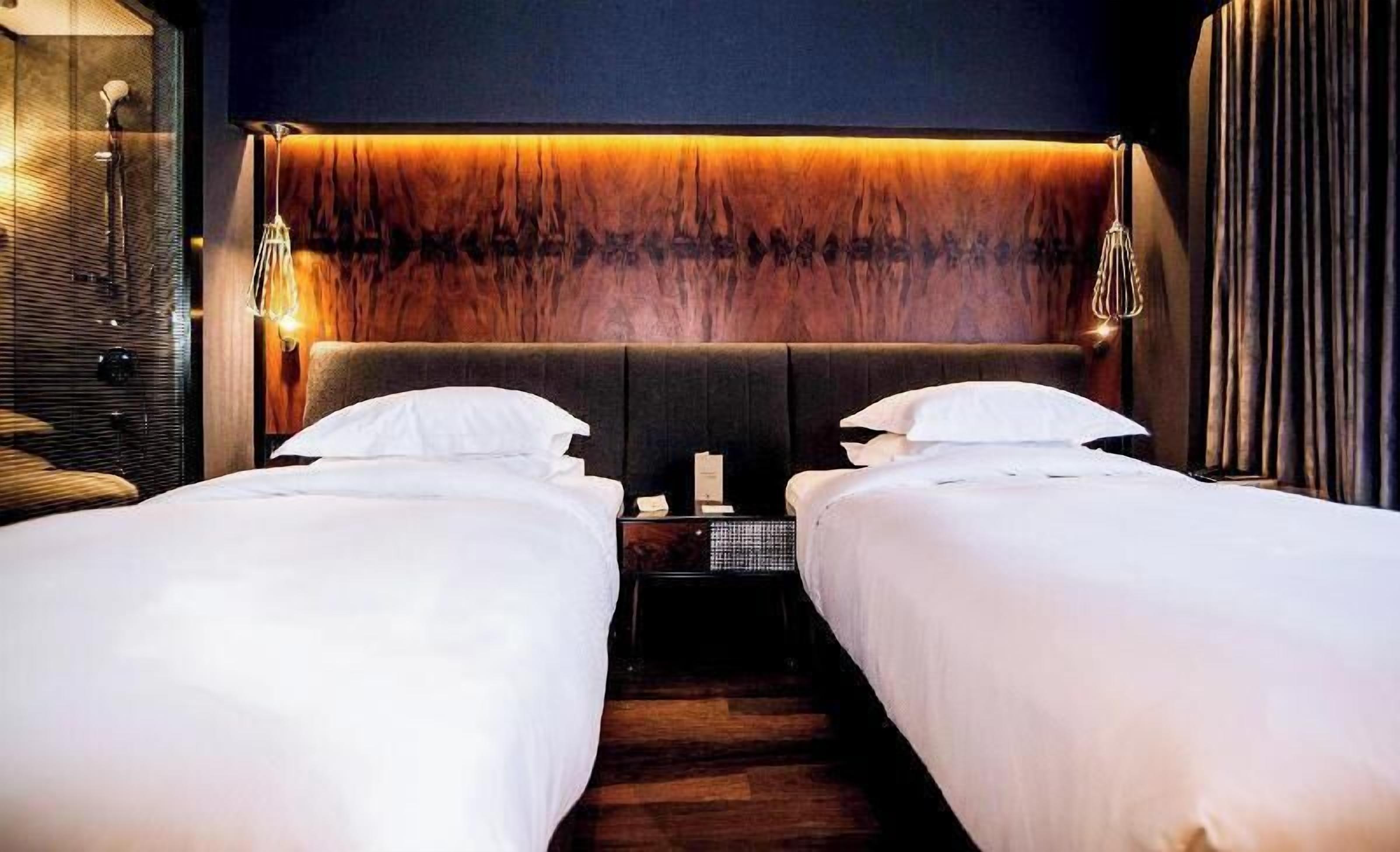 Minibar, coffres-forts dans les chambres, bureau