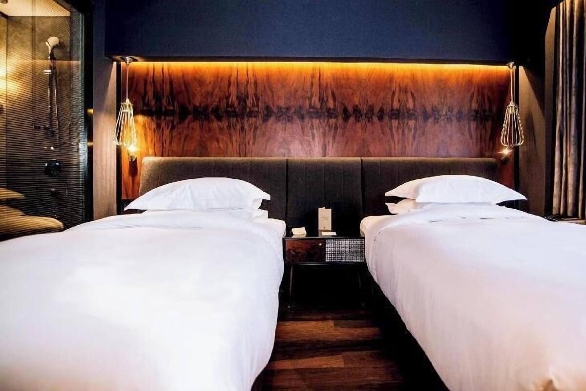 Minibar, in-room safe, desk, laptop workspace