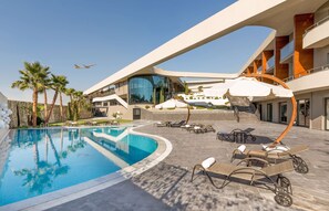 Outdoor pool - DoubleTree by Hilton Hotel Izmir Airport (Izmir)