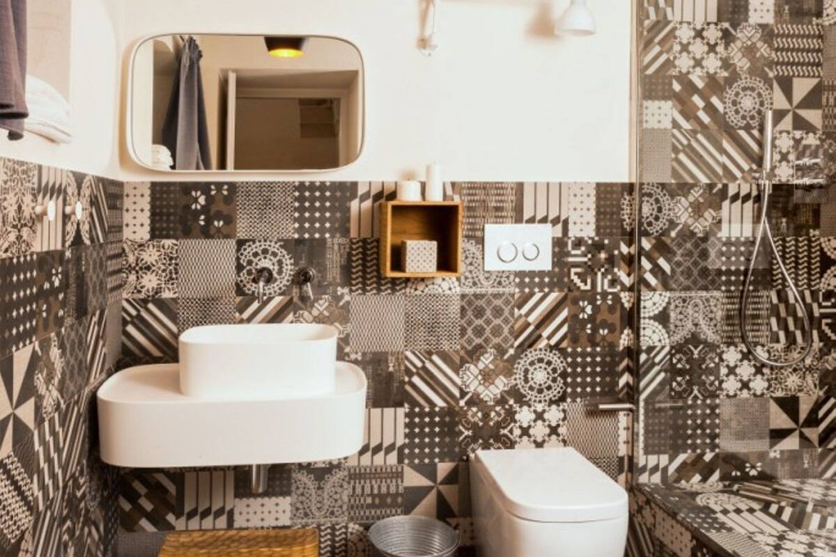junior suite, 1 bedroom, bathtub | bathroom | shower, rainfall showerhead, free toiletries, hair dryer