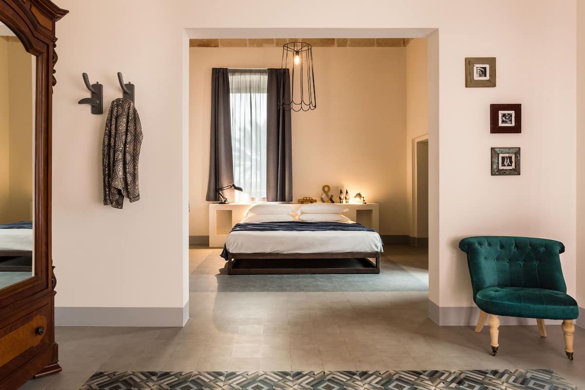 Ropa de cama de alta calidad, cubrecamas y minibar 