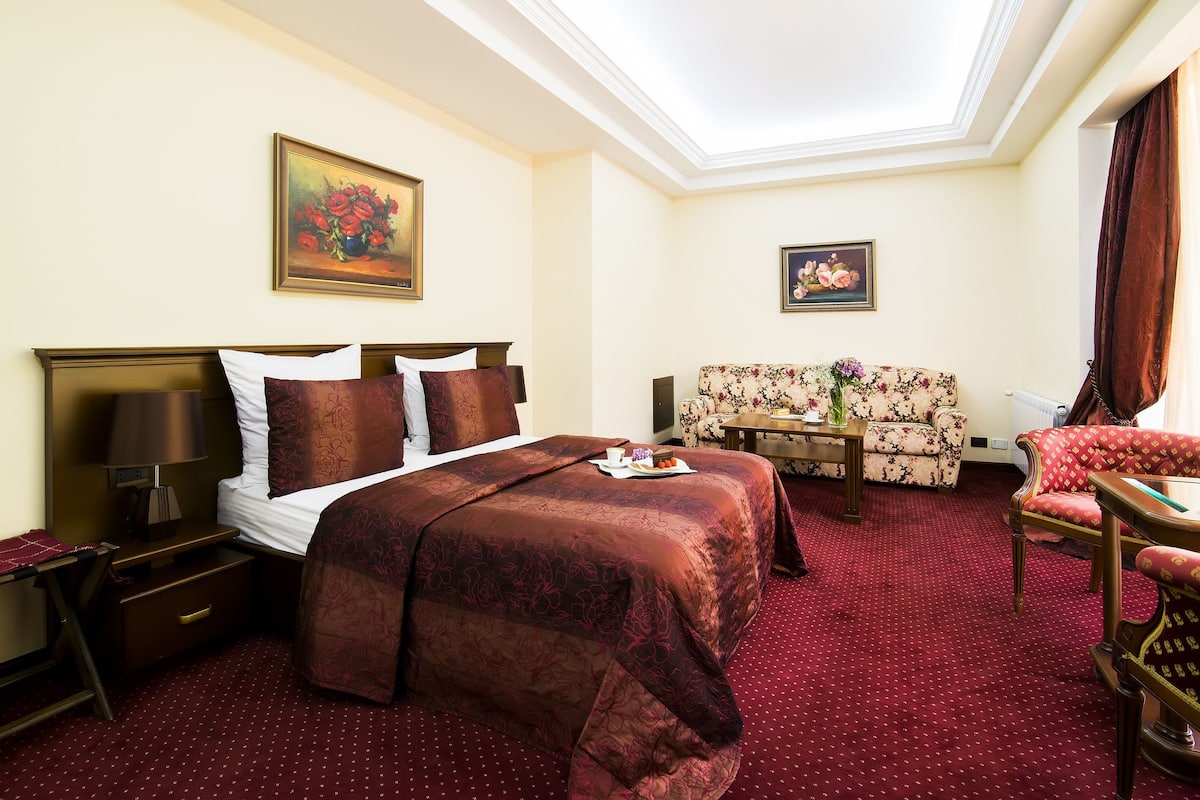 Classic Double Room | 1 bedroom, premium bedding, in-room safe, desk