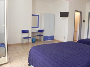 Desk, laptop workspace, blackout curtains, free WiFi - Affittacamere Bellavista (Castiglione di Sicilia)
