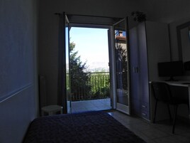 舒适单人房 | 办公桌、笔记本电脑工作区、遮光窗帘、免费 WiFi